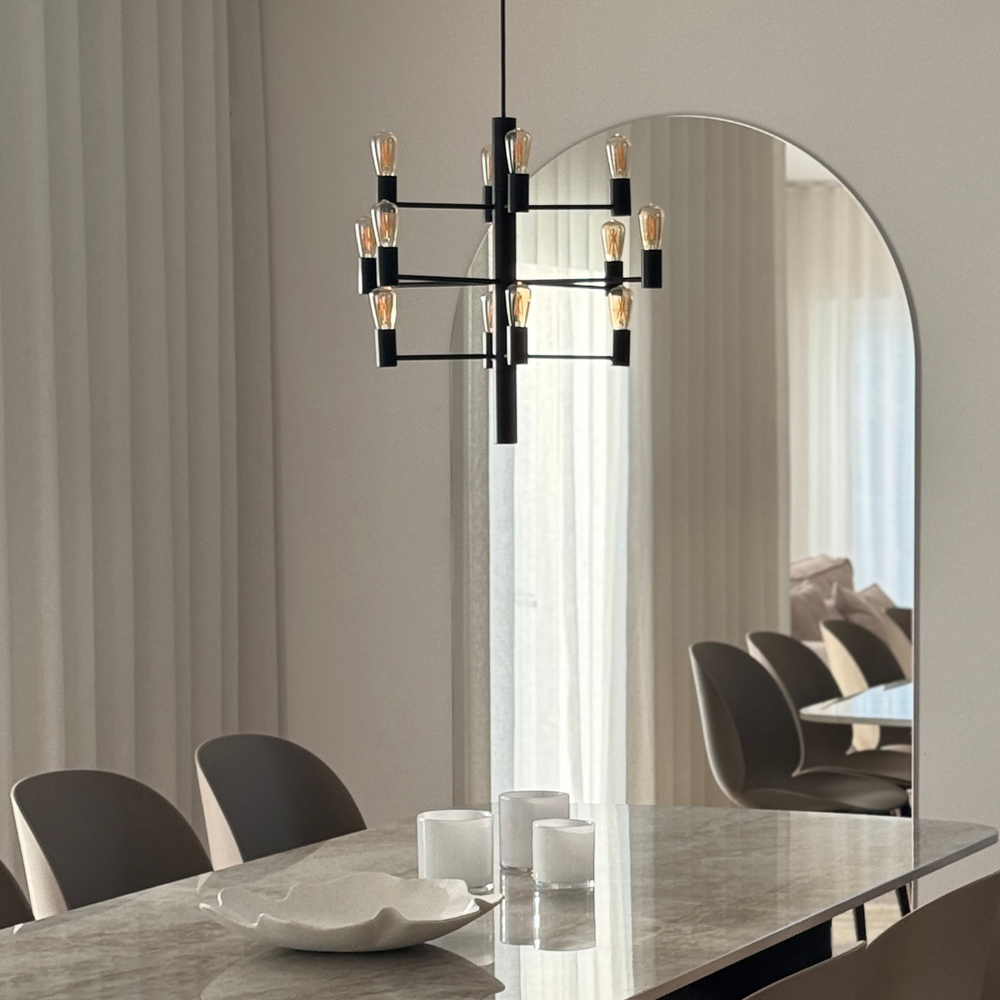 Manola 12 Ø60 Svart taklampa från Herstal - Manola &auml;r en tidl&ouml;s ljuskrona med tolv armar som skapar ett imponerande uttryck i rummet.