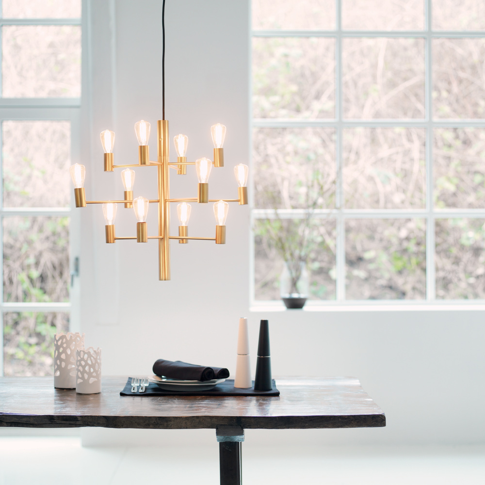 Manola 12 Ø60 Satin mässing taklampa från Herstal - Manola &auml;r en tidl&ouml;s ljuskrona med tolv armar som skapar ett imponerande uttryck i rummet.