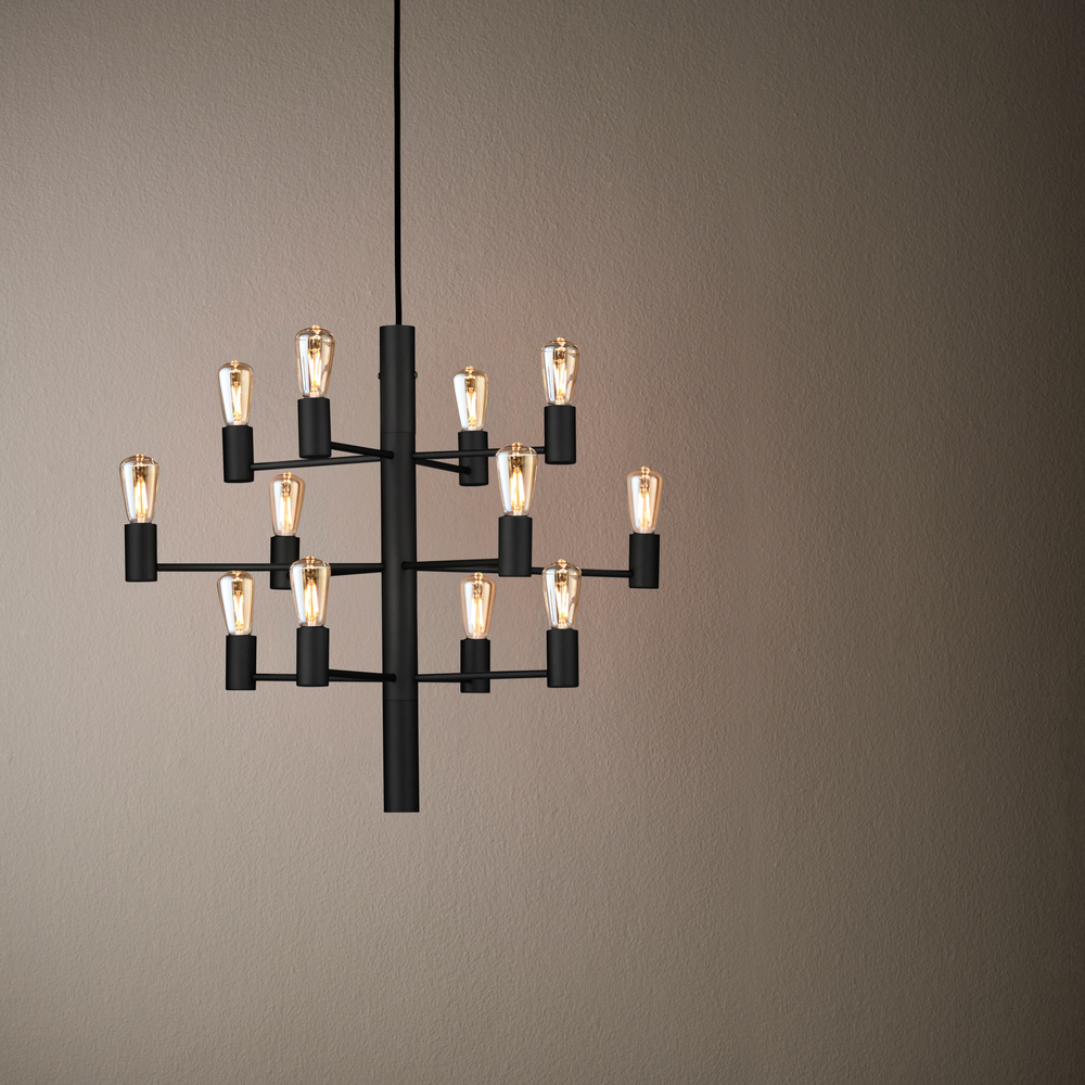 Manola 12 Ø60 Svart taklampa från Herstal - Manola &auml;r en tidl&ouml;s ljuskrona med tolv armar som skapar ett imponerande uttryck i rummet.