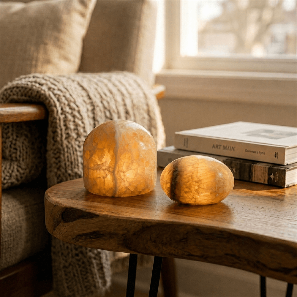 Marble 9cm Beige från Unison - Marble bordsljus &auml;r tillverkat av &auml;kta, polerad marmor i en varm beige ton som skapar ett mjukt och st&auml;mningsfullt sken.