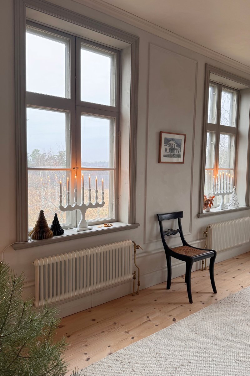 Svaneholm Vit från Markslöjd - Ljusstake med sju armar i en vit kul&ouml;r som funkar i alla hem.