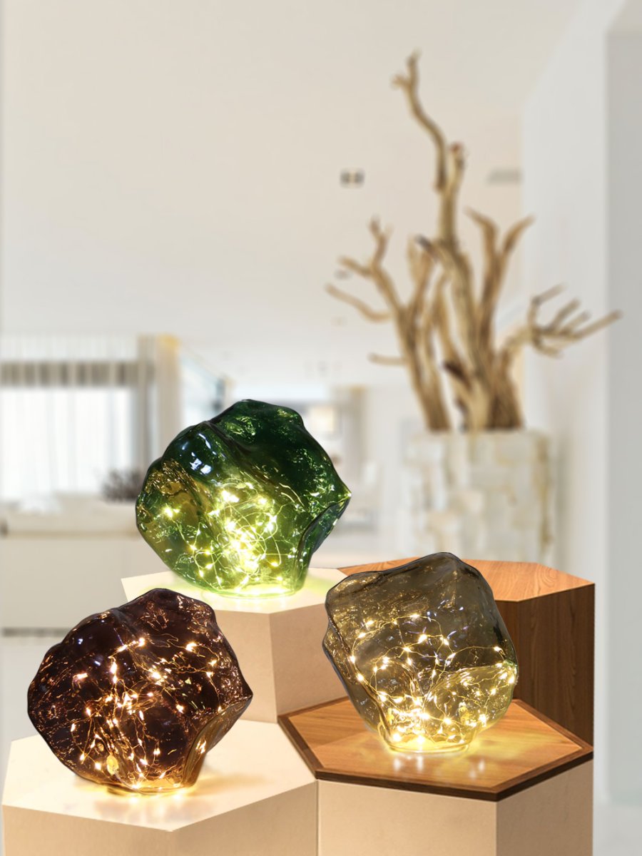 Bergsten 22cm Beige bordslampa från Pixie Design - Den &auml;r f&ouml;rsedd med timer och en praktisk 5-stegs dimmer f&ouml;r att justera ljuset efter behov, vilket g&ouml;r den perfekt f&ouml;r b&aring;de arbetsbelysning och mysig kv&auml;llsbelysning.