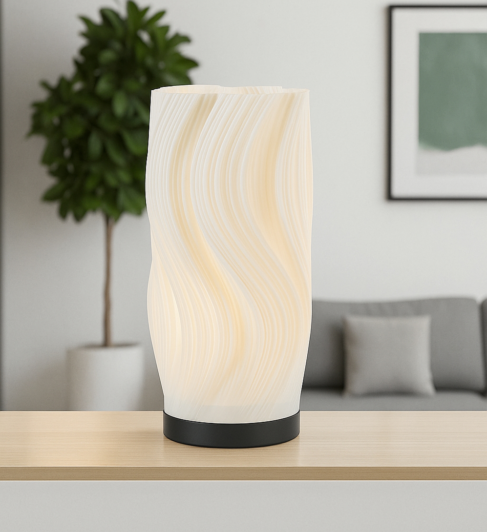 Caisa 30cm Vit bordslampa från Pixie Design - Lampan har en vacker sk&auml;rm av plast med v&aring;gformad struktur som sprider ljuset mjukt och skapar en varm atmosf&auml;r i rummet.