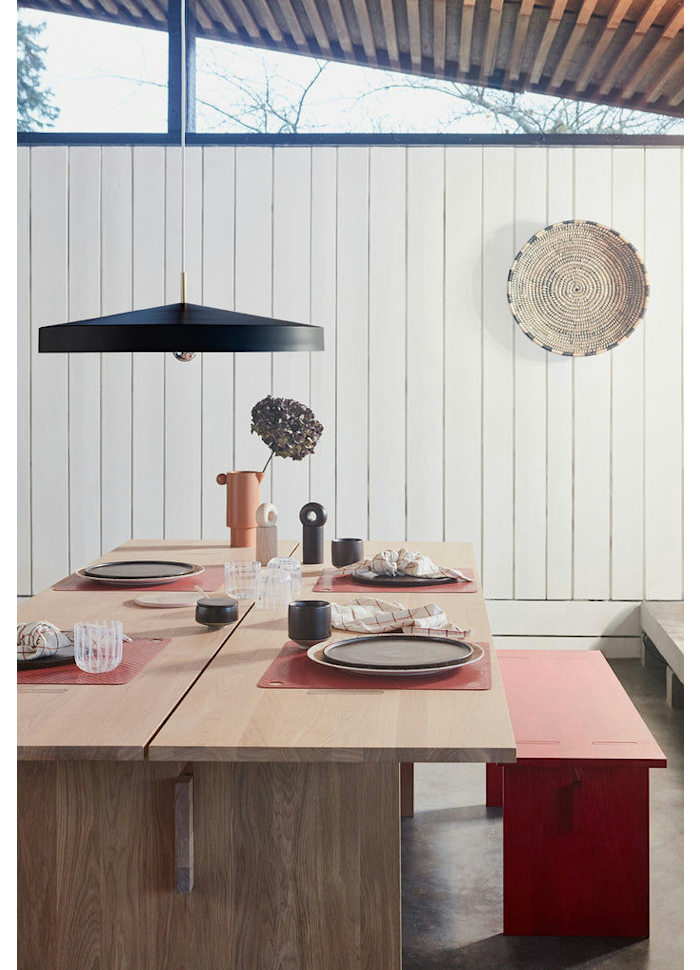 Hatto Ø65 Svart taklampa från OYOY - Hatto pendel i svart har en stilren design med matt finish, eleganta m&auml;ssingsdetaljer och textilsladd.
