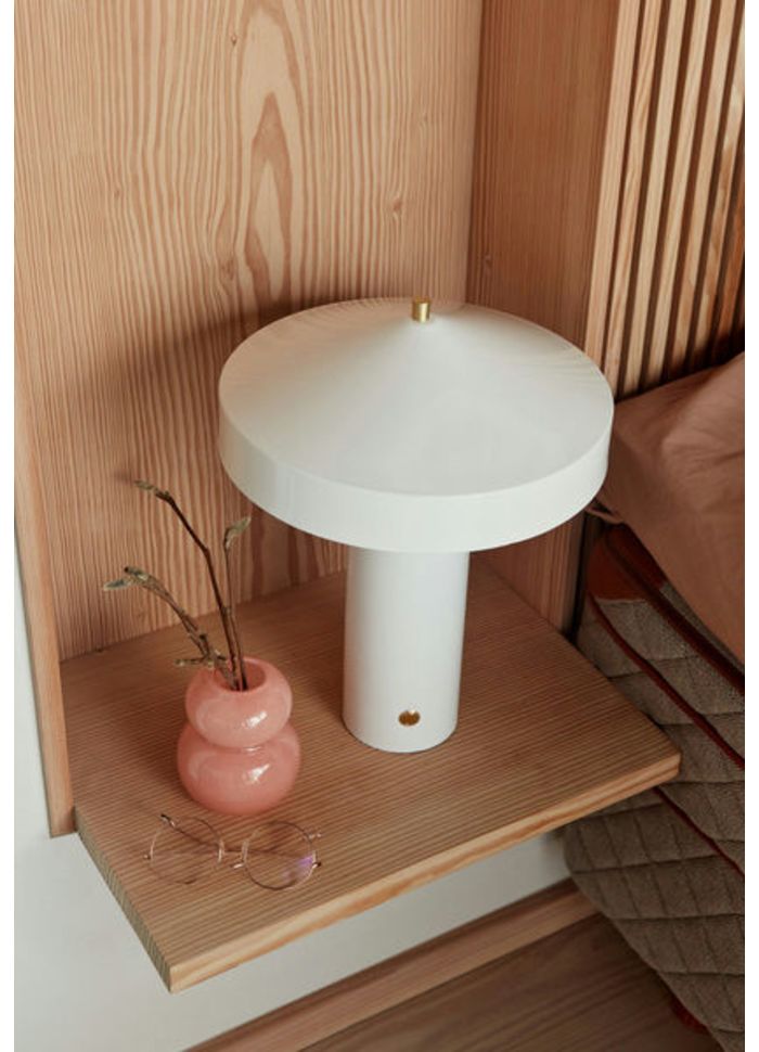 Hatto 40cm Vit bordslampa från OYOY - Lampan &auml;r en del av den popul&auml;ra Hatto-serien och finns i flera moderna f&auml;rger.
