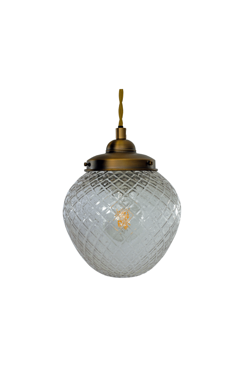 Gatsby Ø15 Antikmässing fönsterlampa från Aneta Lighting - Gatsby f&ouml;nsterlampa har ett klassiskt och elegant uttryck med en dekorativ kupa i klart, m&ouml;nstrat glas och metalldetaljer i antik m&auml;ssingsfinish.