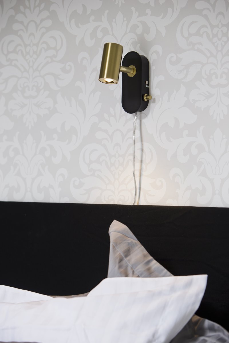 Gusto Svart läslampa från Aneta Lighting - Gusto v&auml;gglampa i mattsvart metall med detaljer i borstad m&auml;ssing.