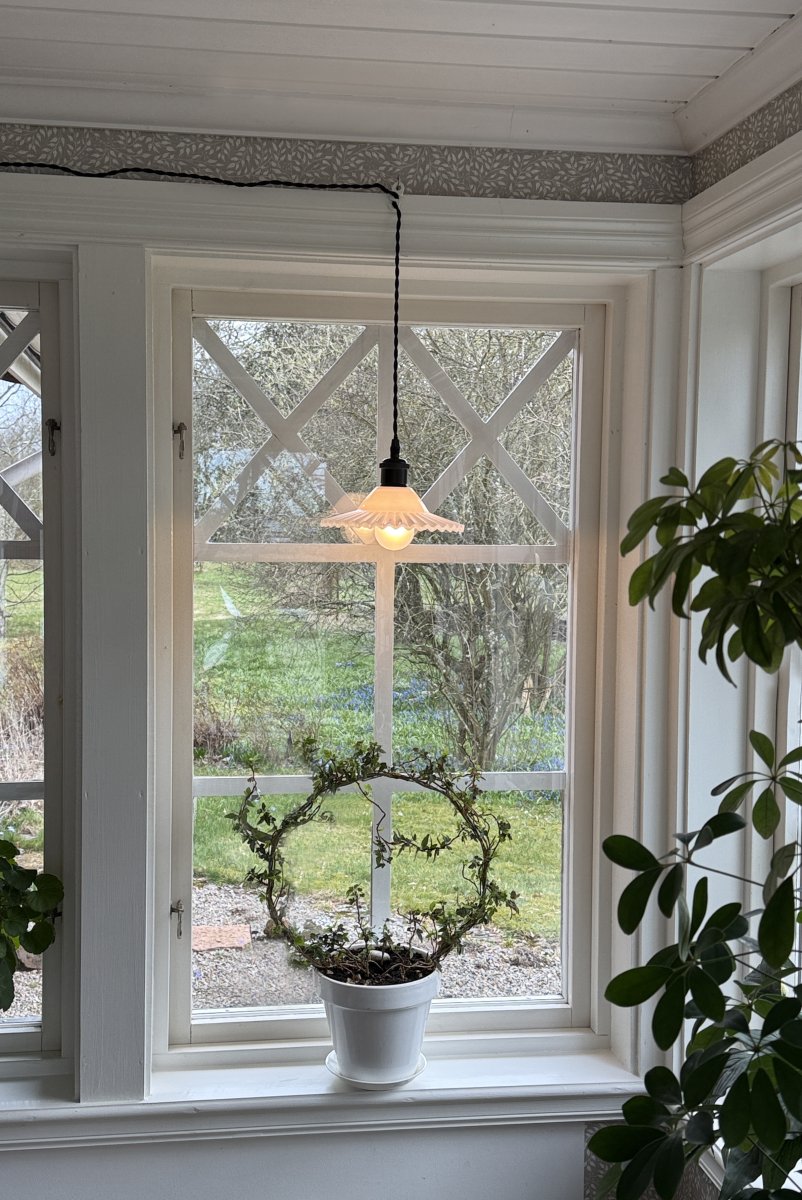 Silvia Ø22 Svart/Vit fönsterlampa från Aneta Lighting - F&ouml;nsterlampan Silvia i romantisk vintagestil blir en fin inredningsdetalj som fungerar s&aring;v&auml;l i det klassiska, lantliga och moderna hemmet.