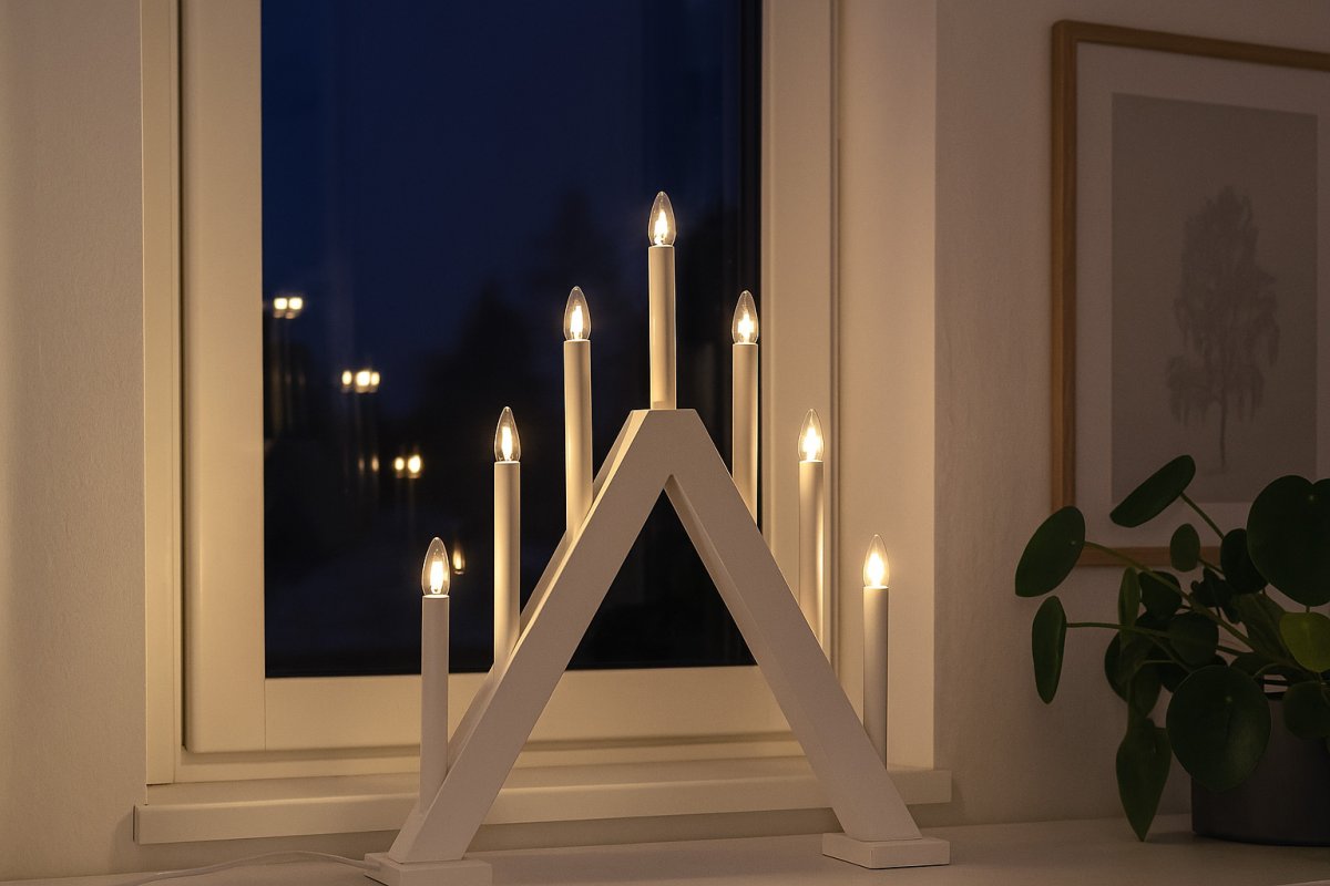 Nova 7 Vit från Pixie Design - Nova &auml;r en klassisk ljusstake med sju armar av tr&auml; i vit f&auml;rg.