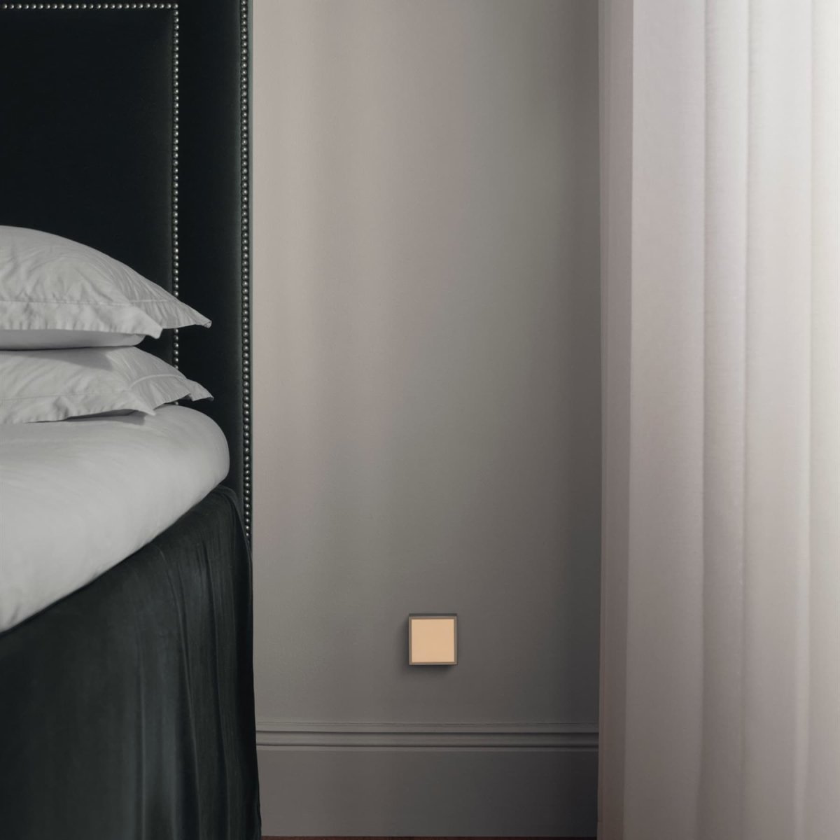 LAMP 1 - EU Grå från Avolt - Denna smidiga lilla lampa ansluts direkt i v&auml;gguttaget (230V) och passar perfekt som exempelvis nattlampa eller st&auml;mningsbelysning i hall, sovrum eller andra utrymmen d&auml;r du vill ha ett mjukt ljus.