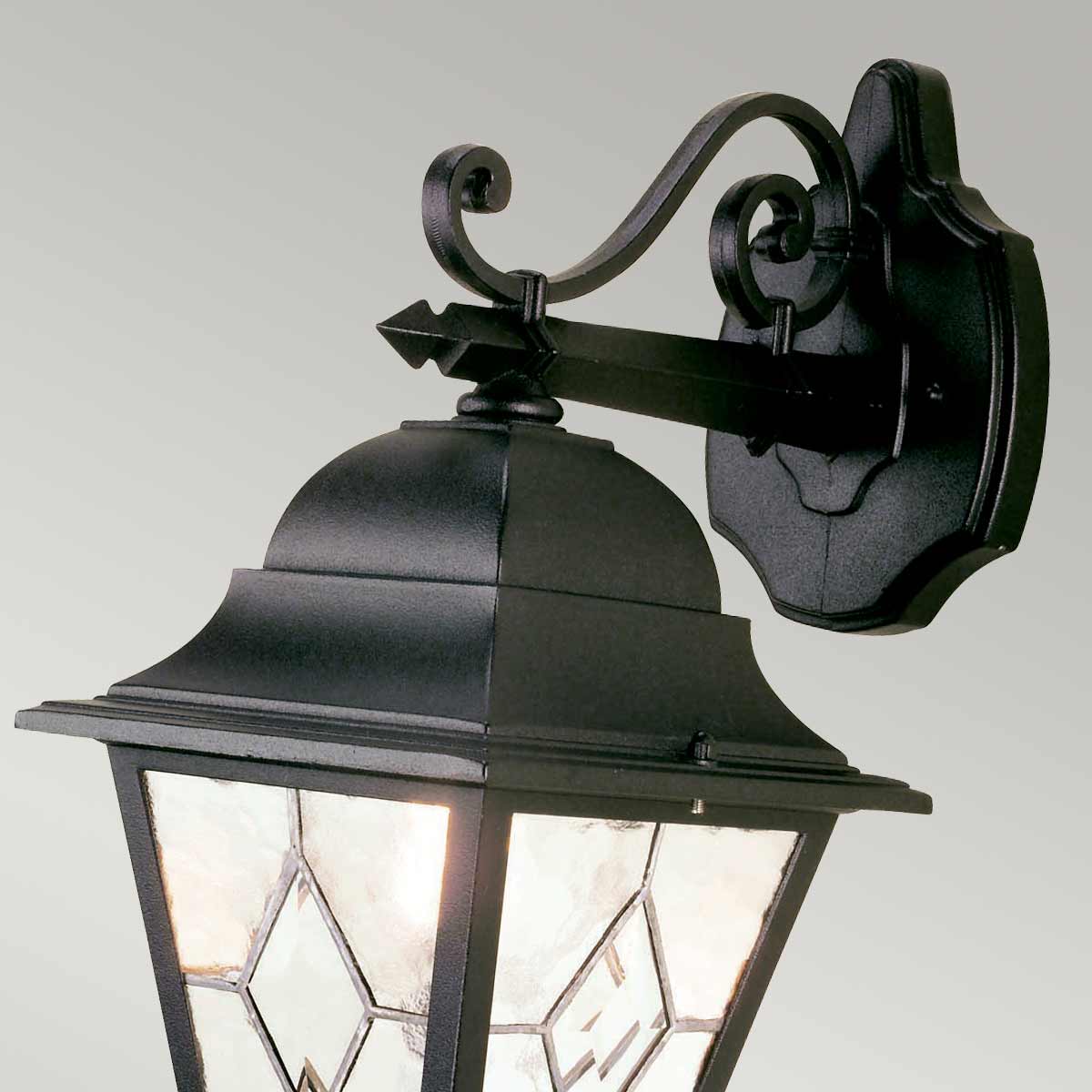 Norfolk Svart utelampa från Elstead Lighting - Norfolk v&auml;gglampa erbjuder en elegant och tidl&ouml;s design med sina blyinfattade glaspaneler, d&auml;r varje panel best&aring;r av fem handslipade glasbitar.