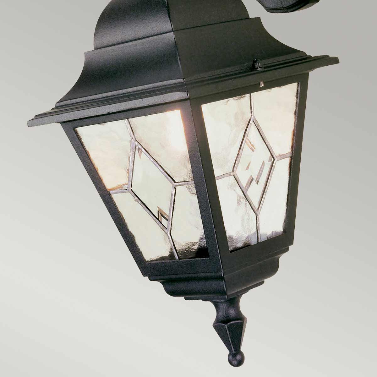 Norfolk Svart utelampa från Elstead Lighting - Norfolk v&auml;gglampa erbjuder en elegant och tidl&ouml;s design med sina blyinfattade glaspaneler, d&auml;r varje panel best&aring;r av fem handslipade glasbitar.