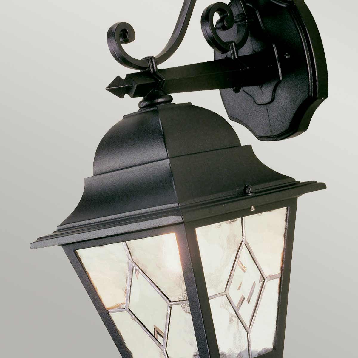 Norfolk Svart utelampa från Elstead Lighting - Norfolk v&auml;gglampa erbjuder en elegant och tidl&ouml;s design med sina blyinfattade glaspaneler, d&auml;r varje panel best&aring;r av fem handslipade glasbitar.