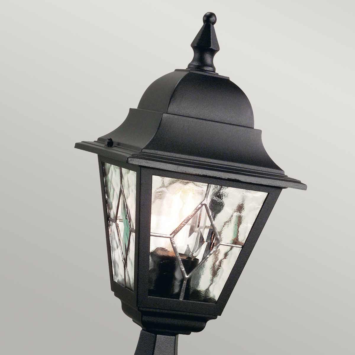 Norfolk 44cm Svart från Elstead Lighting - Norfolk fotlykta erbjuder en klassisk och stilren design med sina blyinfattade glaspaneler, d&auml;r varje panel best&aring;r av fem handslipade glasbitar.
