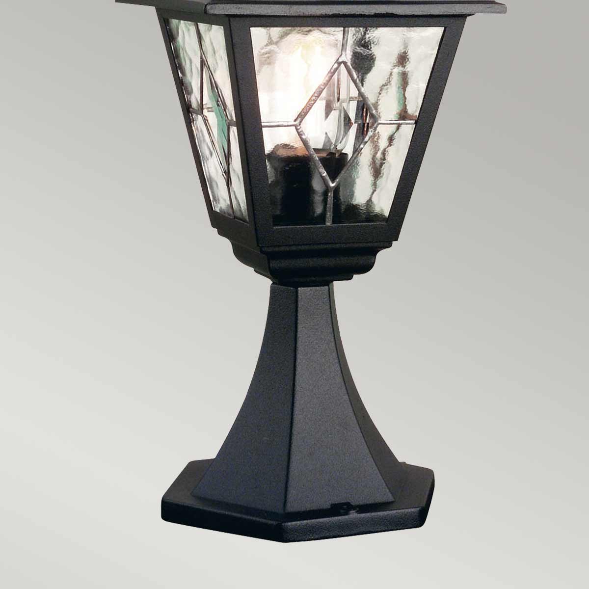 Norfolk 44cm Svart från Elstead Lighting - Norfolk fotlykta erbjuder en klassisk och stilren design med sina blyinfattade glaspaneler, d&auml;r varje panel best&aring;r av fem handslipade glasbitar.