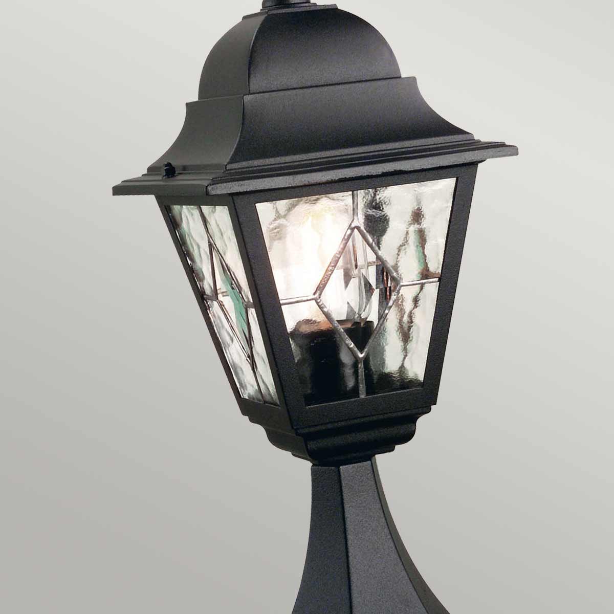 Norfolk 44cm Svart från Elstead Lighting - Norfolk fotlykta erbjuder en klassisk och stilren design med sina blyinfattade glaspaneler, d&auml;r varje panel best&aring;r av fem handslipade glasbitar.