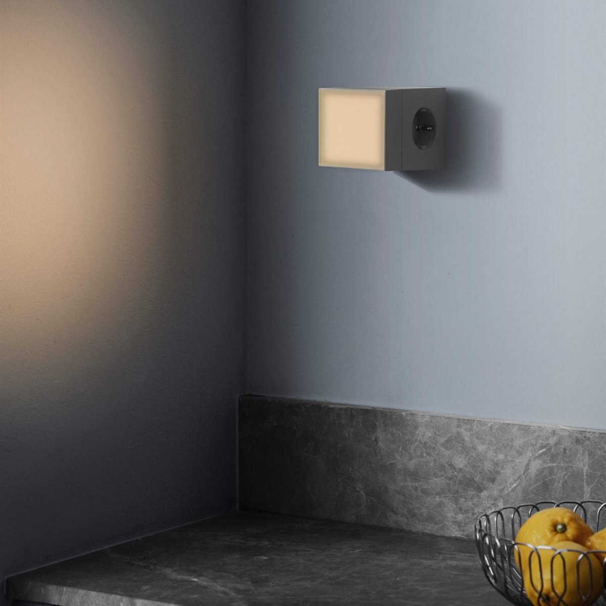 LAMP 1 - EU Grå från Avolt - Denna smidiga lilla lampa ansluts direkt i v&auml;gguttaget (230V) och passar perfekt som exempelvis nattlampa eller st&auml;mningsbelysning i hall, sovrum eller andra utrymmen d&auml;r du vill ha ett mjukt ljus.