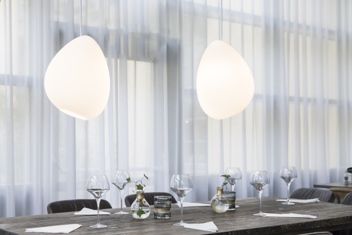 Ocean Ø32 Vit taklampa från Belid - Den organiskt formade pendeln har en distinkt och livlig look, som tillf&ouml;r rummet en personlighet.