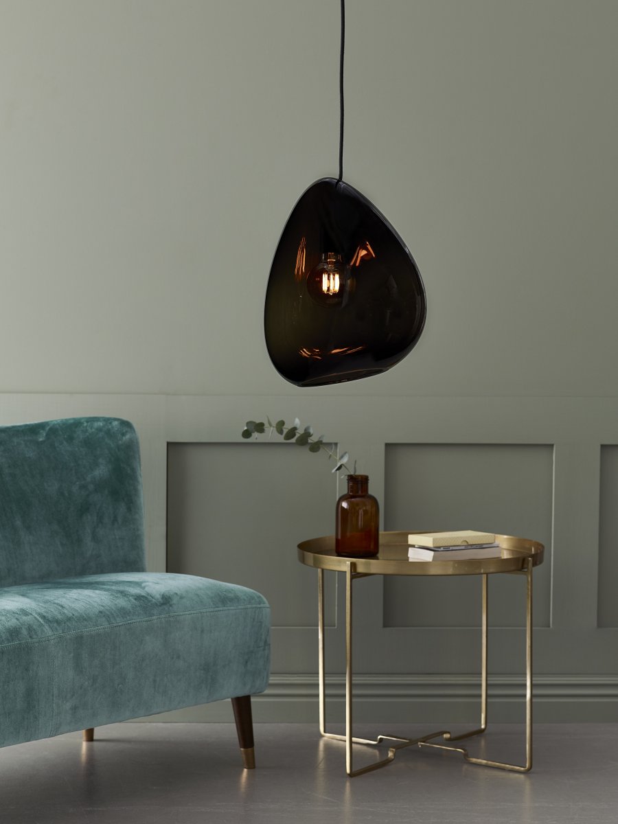 Ocean 32cm Rökfärgad taklampa från Belid - Den organiskt formade pendeln har en distinkt och livlig look, som tillf&ouml;r rummet en personlighet.