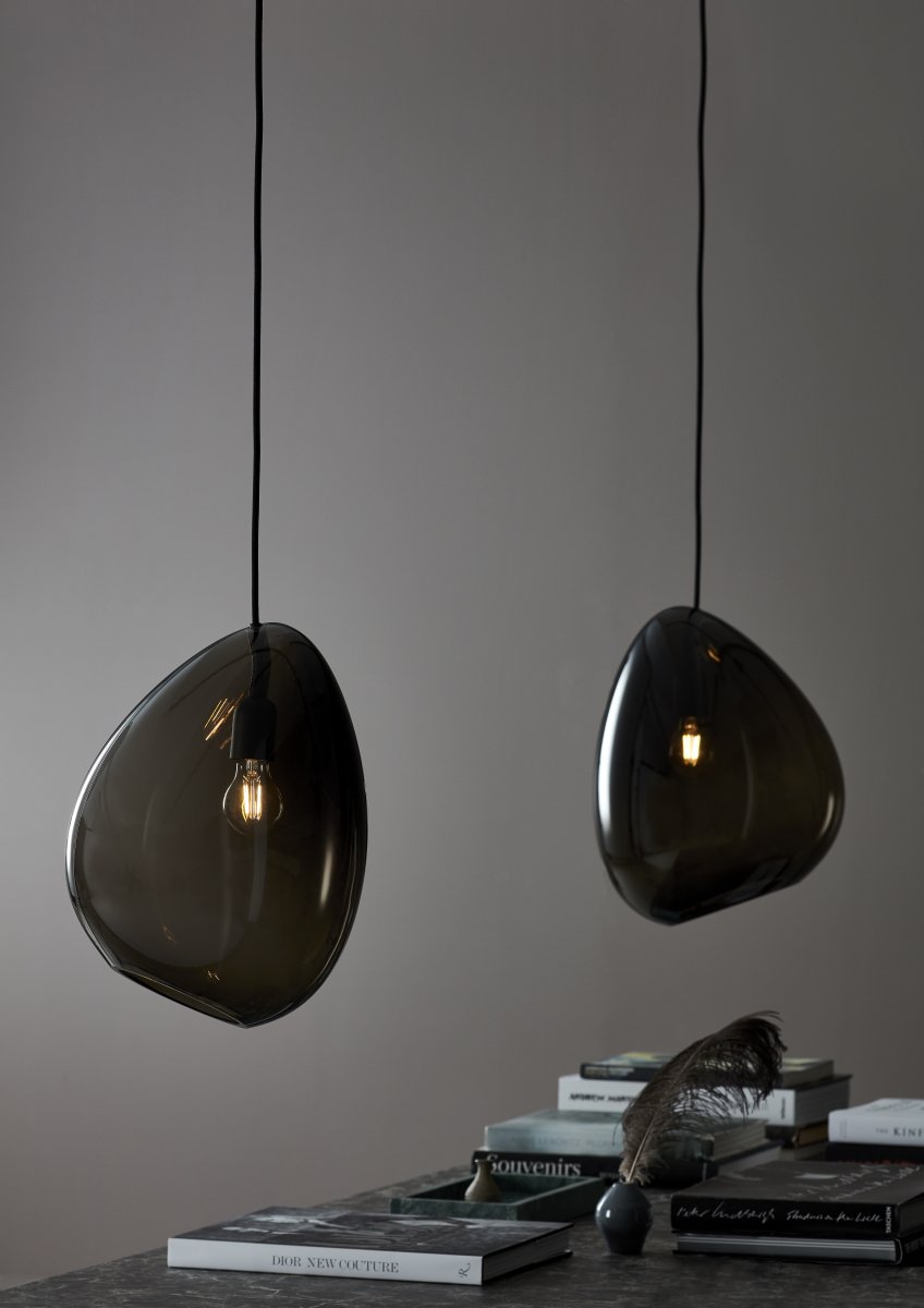 Ocean 32cm Rökfärgad taklampa från Belid - Den organiskt formade pendeln har en distinkt och livlig look, som tillf&ouml;r rummet en personlighet.