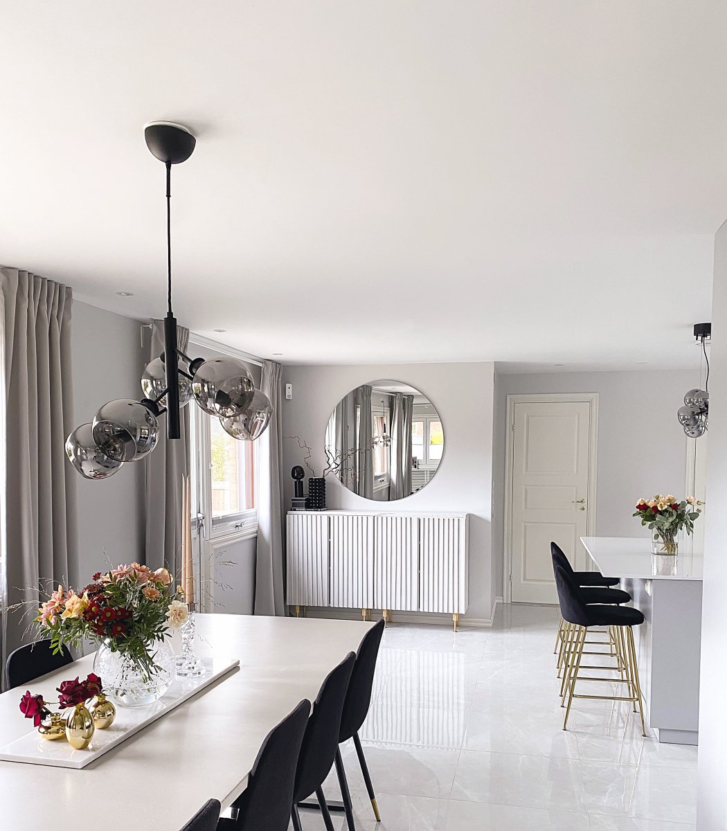 Atom Ø48 Rökfärgad taklampa från Aneta Lighting - De fem glaskuporna av r&ouml;kf&auml;rgat glas ger fin ljusspridning i rummet utan att bl&auml;nda.