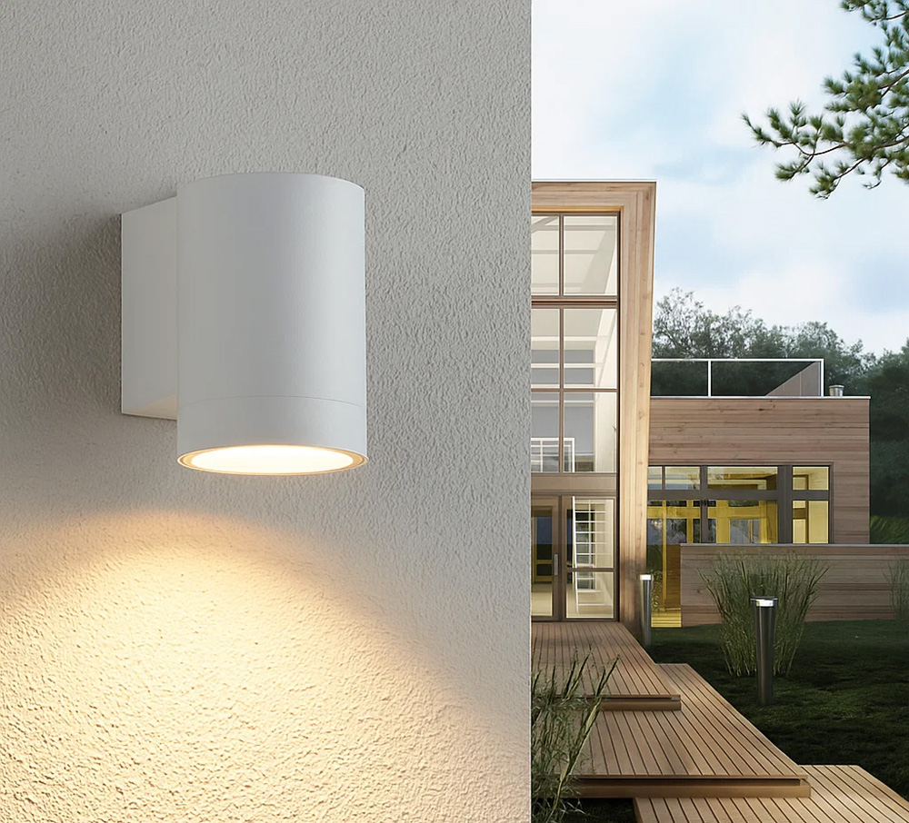 Oden Single Vit utelampa från Lampan - Lampan lyser fint ner p&aring; v&auml;ggen och skapar en h&auml;rlig atmosf&auml;r.