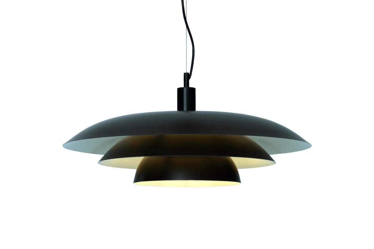 Epsilon Ø56 Svart taklampa från Aneta Lighting - Med tredelad sk&auml;rm av metall i svart f&auml;rg som f&ouml;rdelar ljuset p&aring; ett fint s&auml;tt och motverkar bl&auml;ndning.