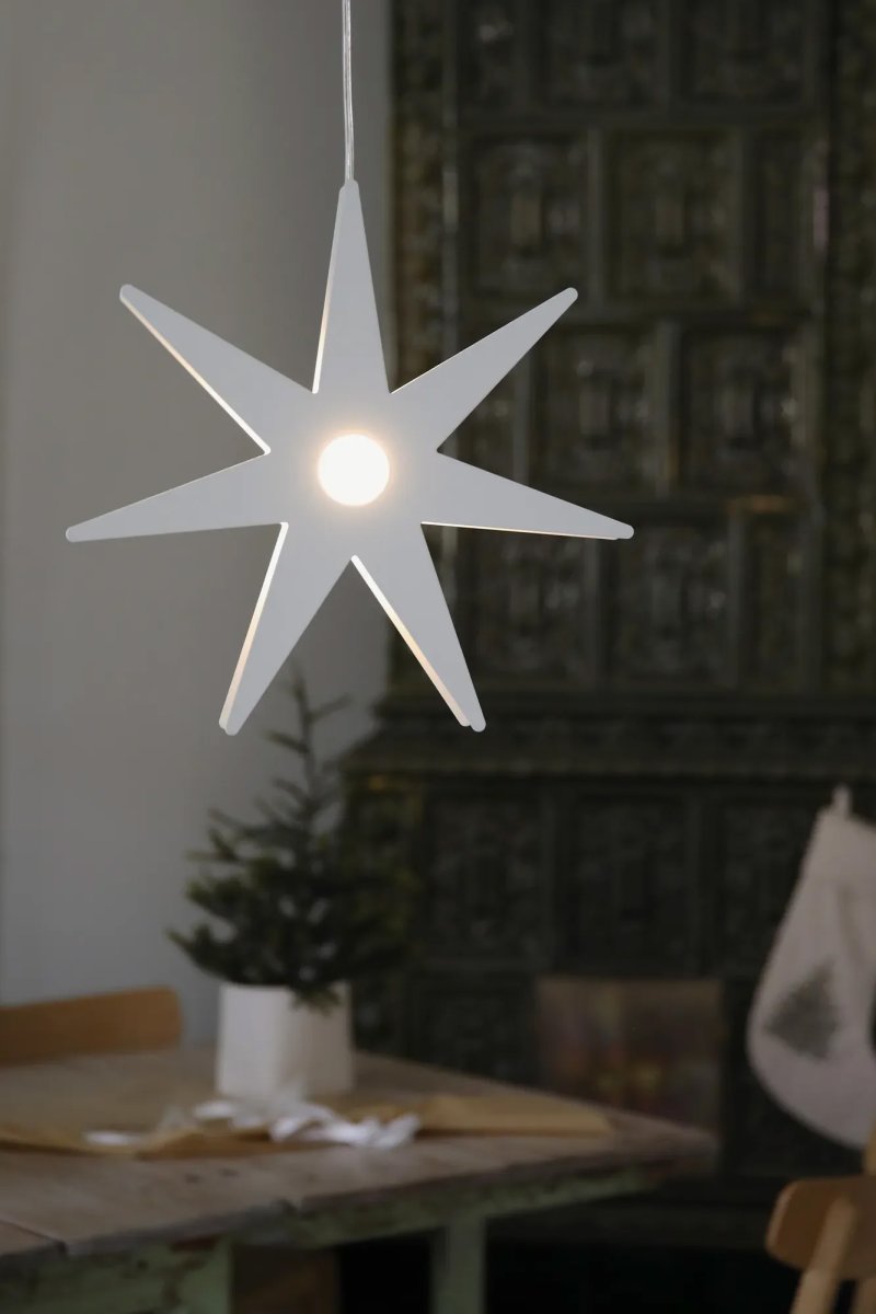 Origo Ø37 Vit från Markslöjd - Adventsstj&auml;rnan Origo &auml;r en stilren och modern julstj&auml;rna i vit metall som skapar en mysig k&auml;nsla i hemmet.