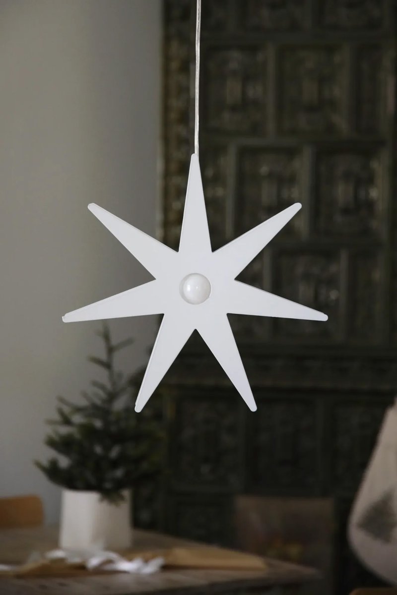 Origo Ø37 Vit från Markslöjd - Adventsstj&auml;rnan Origo &auml;r en stilren och modern julstj&auml;rna i vit metall som skapar en mysig k&auml;nsla i hemmet.