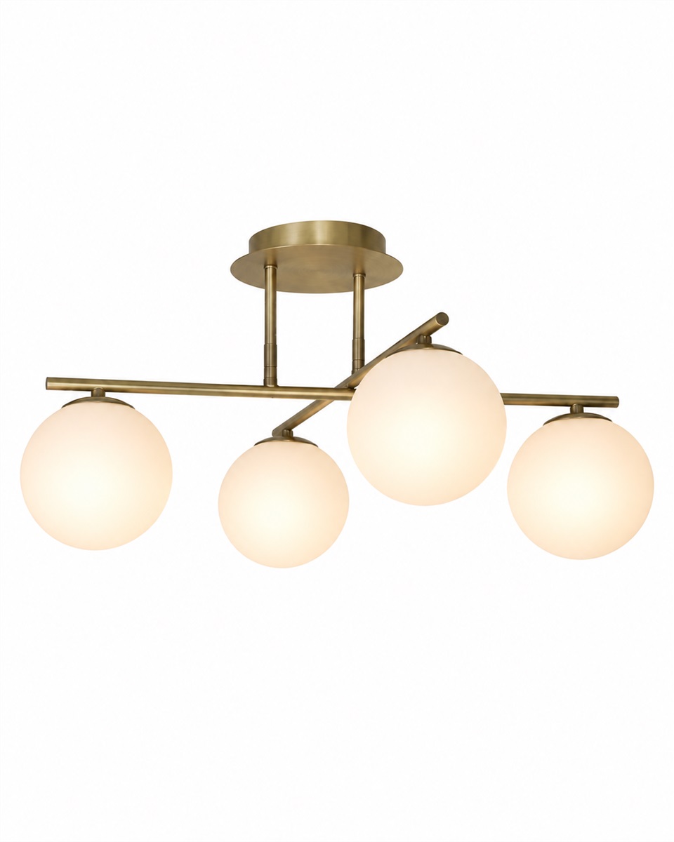 Globi 4 Ø65 Borstad mässing/vit plafond från Nordic Lighting - Metallstommen i borstad m&auml;ssingfinish skapar en elegant kontrast mot de fyra runda kuporna i opalglas, som sprider ljuset j&auml;mnt i rummet utan att bl&auml;nda.