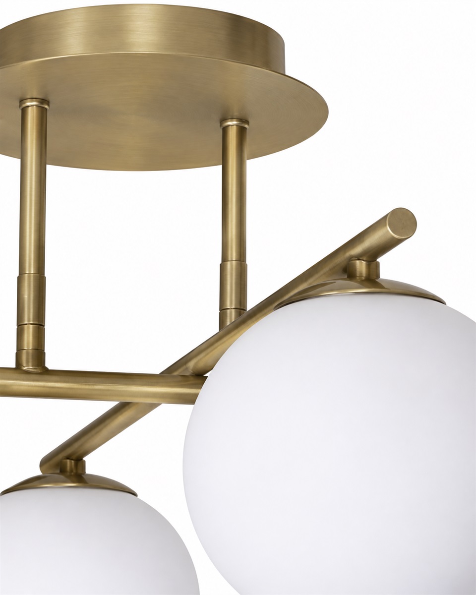Globi 4 Ø65 Borstad mässing/vit plafond från Nordic Lighting - Metallstommen i borstad m&auml;ssingfinish skapar en elegant kontrast mot de fyra runda kuporna i opalglas, som sprider ljuset j&auml;mnt i rummet utan att bl&auml;nda.