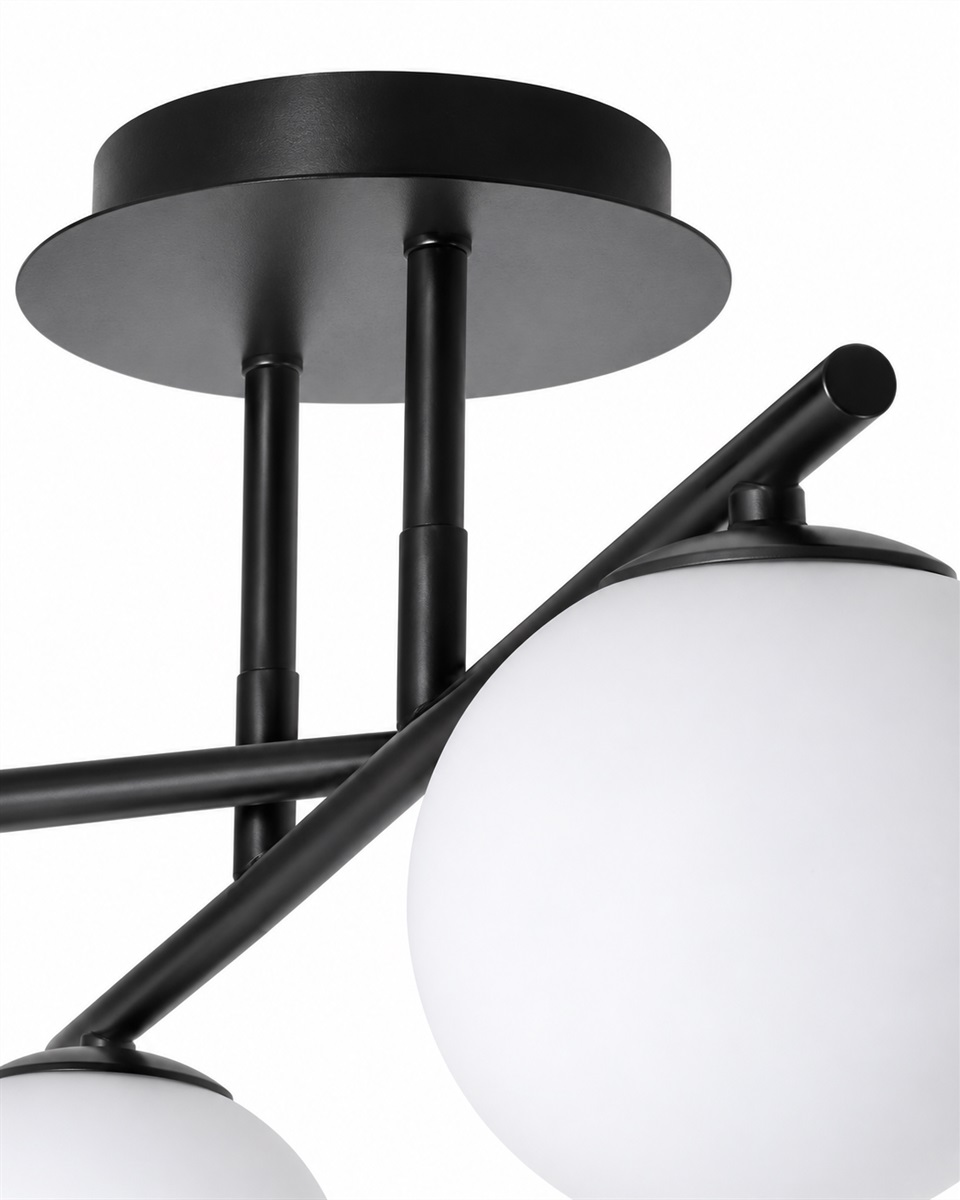 Globi 4 Ø65 Svart/Vit plafond från Nordic Lighting - Den svarta metallstommen skapar en elegant kontrast mot de fyra runda kuporna i opalglas, som sprider ljuset j&auml;mnt i rummet utan att bl&auml;nda.