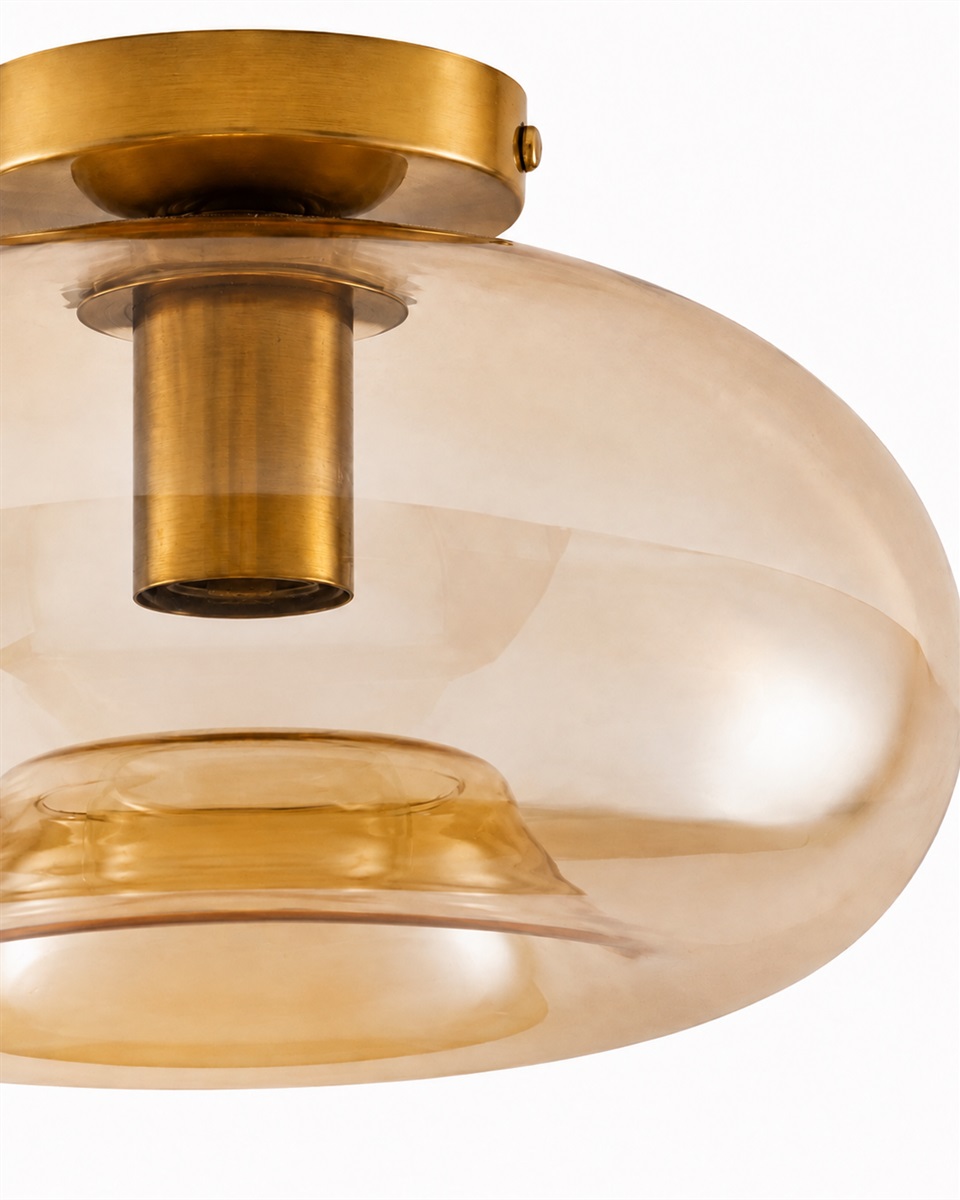 Munc Ø28 Amber plafond från Lampan - Munc &auml;r en elegant plafond som kombinerar glas och metall i en mjuk och stilren design.