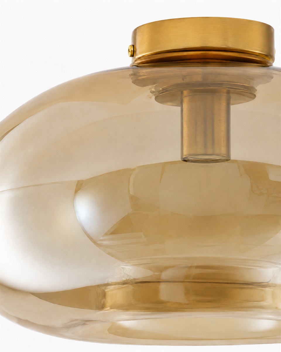 Munc Ø40 Amber plafond från Lampan - Munc &auml;r en elegant plafond som kombinerar glas och metall i en mjuk och stilren design.