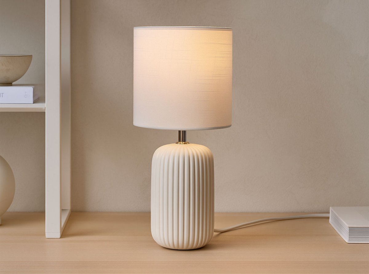 Palizzo 33cm Vit bordslampa från Nordic Lighting - Levereras med 1,8m vit, plastsladd med str&ouml;mbrytare och väggkontakt.