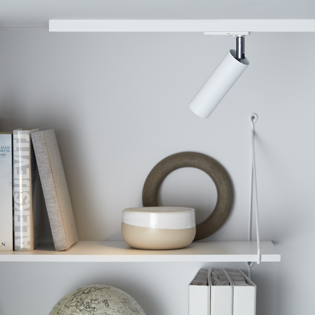 Pipeline spotlight Mattvit från Herstal - Pipeline &auml;r designad f&ouml;r att vara kompatibel med global skensystem (1-fas), vilket g&ouml;r den till ett m&aring;ngsidigt och p&aring;litligt val f&ouml;r ett brett utbud av interi&ouml;rer.