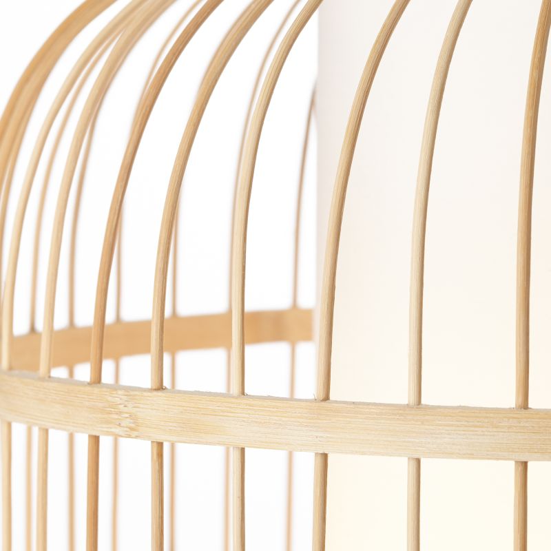 Bones Ø30 Trä taklampa från Brilliant - Sk&auml;rmen &auml;r kl&auml;dd i h&ouml;gkvalitativ, vit textil som ger en mjuk ljusspridning, medan detaljer i bambu &ndash; ett f&ouml;rnybart och milj&ouml;v&auml;nligt material &ndash; bidrar till en naturlig och ombonad k&auml;nsla.