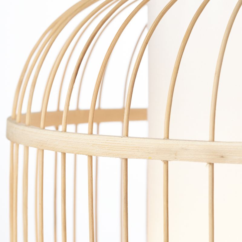 Bones Ø40 Trä taklampa från Brilliant - Sk&auml;rmen &auml;r kl&auml;dd i h&ouml;gkvalitativ, vit textil som ger en mjuk ljusspridning, medan detaljer i bambu &ndash; ett f&ouml;rnybart och milj&ouml;v&auml;nligt material &ndash; bidrar till en naturlig och ombonad k&auml;nsla.