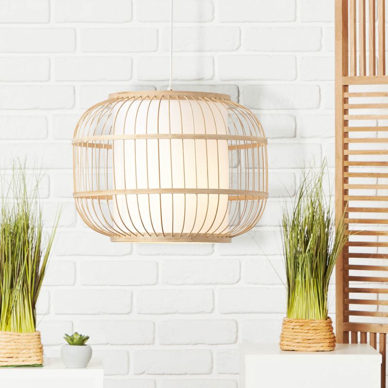 Bones Ø40 Trä taklampa från Brilliant - Sk&auml;rmen &auml;r kl&auml;dd i h&ouml;gkvalitativ, vit textil som ger en mjuk ljusspridning, medan detaljer i bambu &ndash; ett f&ouml;rnybart och milj&ouml;v&auml;nligt material &ndash; bidrar till en naturlig och ombonad k&auml;nsla.