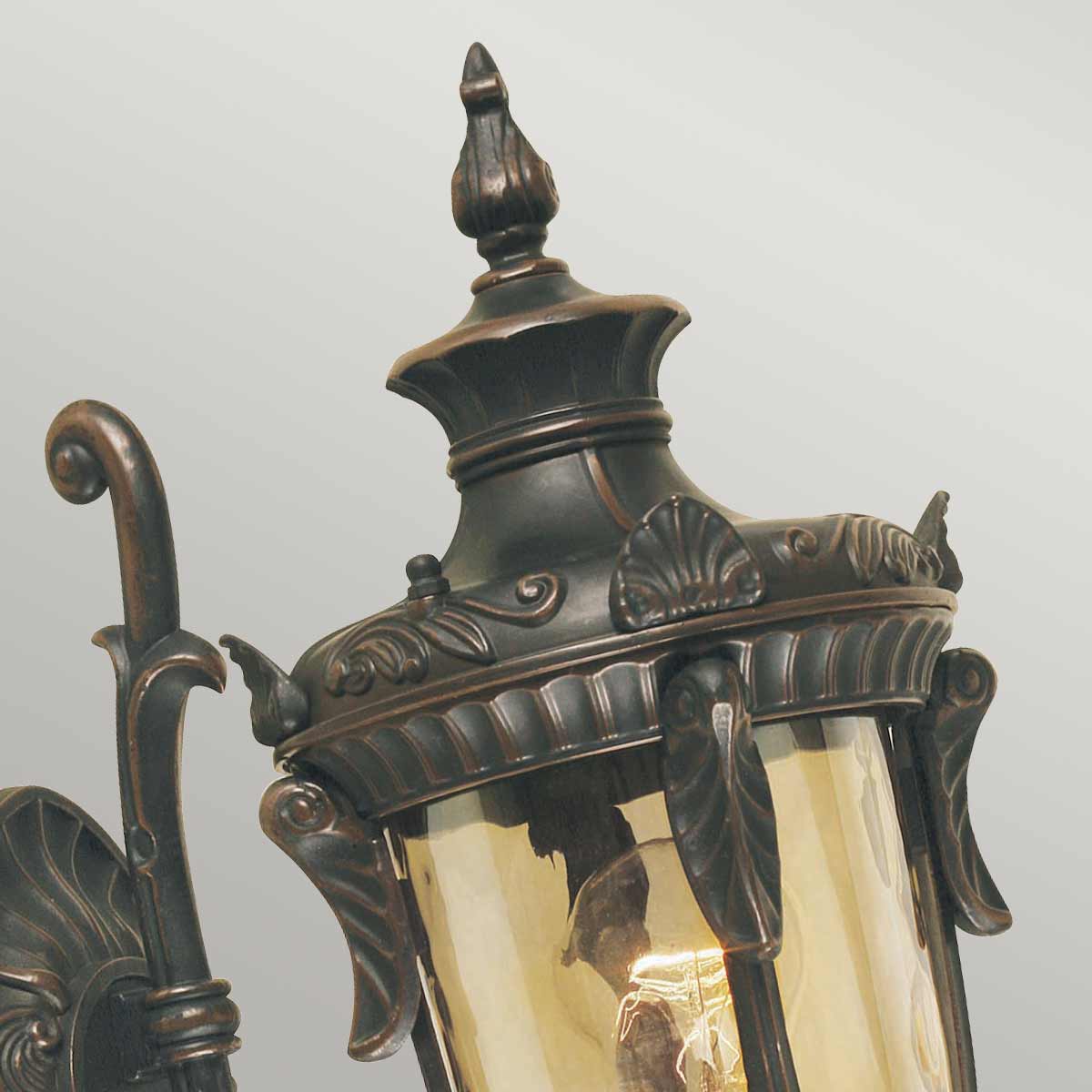 Philadelphia Antik brons utelampa från Elstead Lighting - Denna tidl&ouml;sa design g&ouml;r lampan till ett perfekt tillskott f&ouml;r utomhusbruk, samtidigt som den har en IP44-klassning f&ouml;r v&auml;derbest&auml;ndighet.
