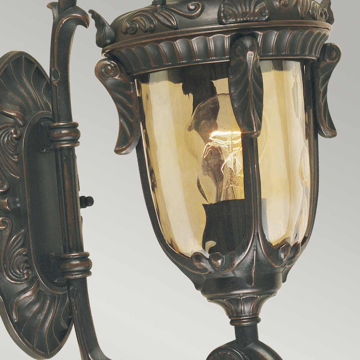 Philadelphia Antik brons utelampa från Elstead Lighting - Denna tidl&ouml;sa design g&ouml;r lampan till ett perfekt tillskott f&ouml;r utomhusbruk, samtidigt som den har en IP44-klassning f&ouml;r v&auml;derbest&auml;ndighet.
