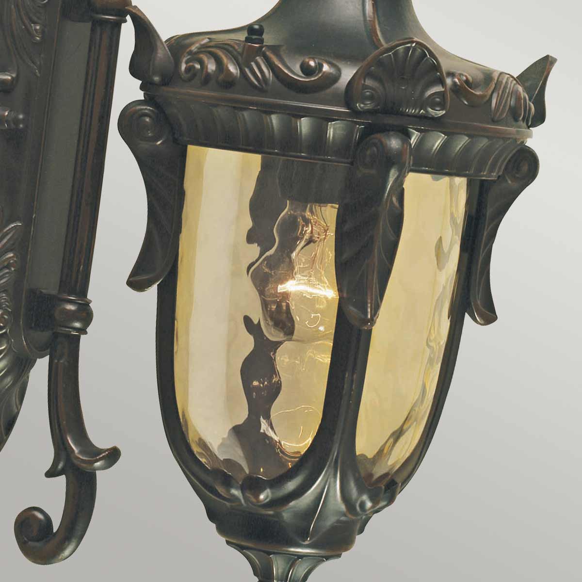 Philadelphia Antik brons utelampa från Elstead Lighting - Denna tidl&ouml;sa design g&ouml;r lampan till ett perfekt tillskott f&ouml;r utomhusbruk, samtidigt som den har en IP44-klassning f&ouml;r v&auml;derbest&auml;ndighet.