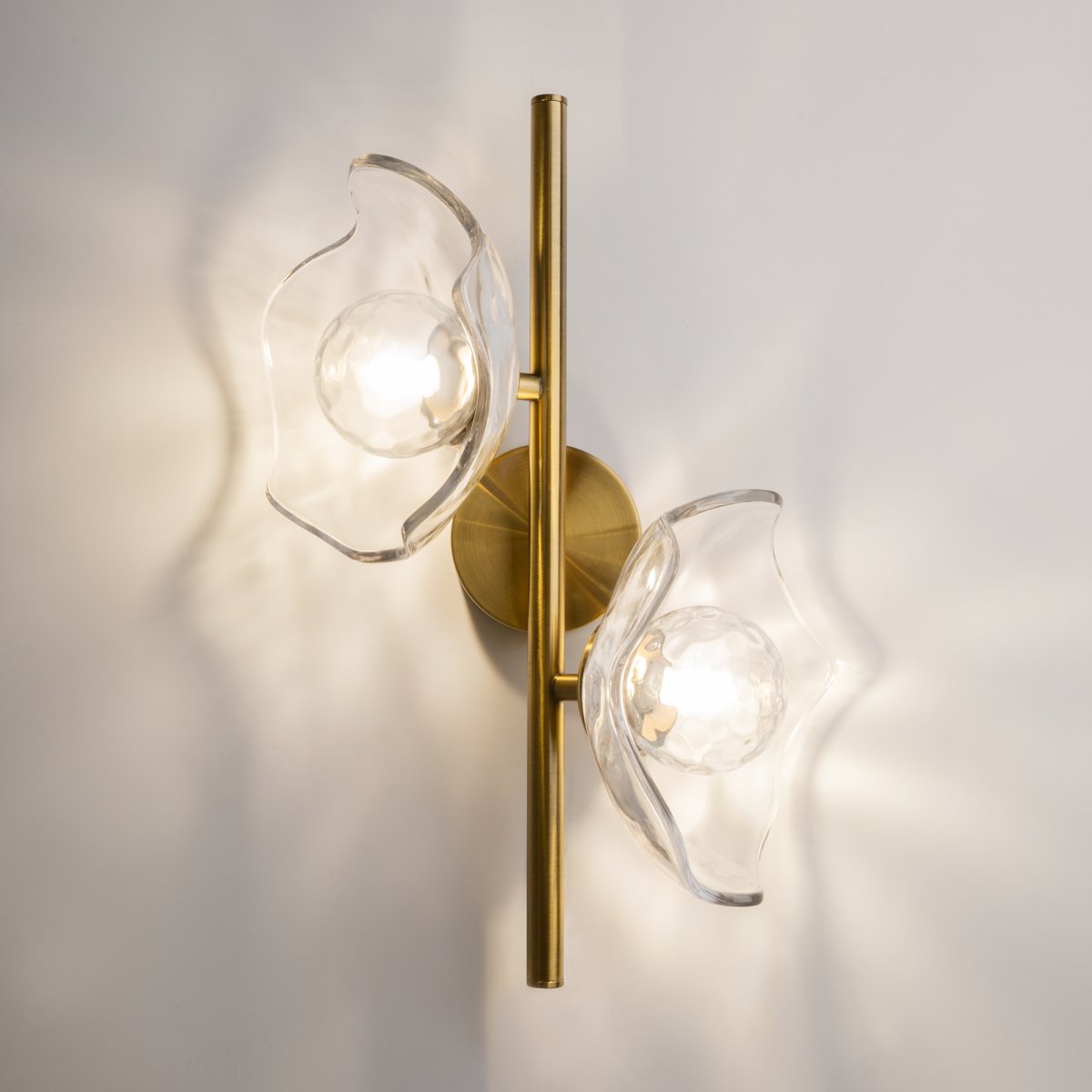 Miracle 2 Mässing vägglampa från Maytoni - Miracle v&auml;gglampa &auml;r inspirerad av japanska gravyrer fr&aring;n 1800-talet och kombinerar orientaliska konstn&auml;rliga tekniker med v&auml;sterl&auml;ndsk Art Deco-stil.