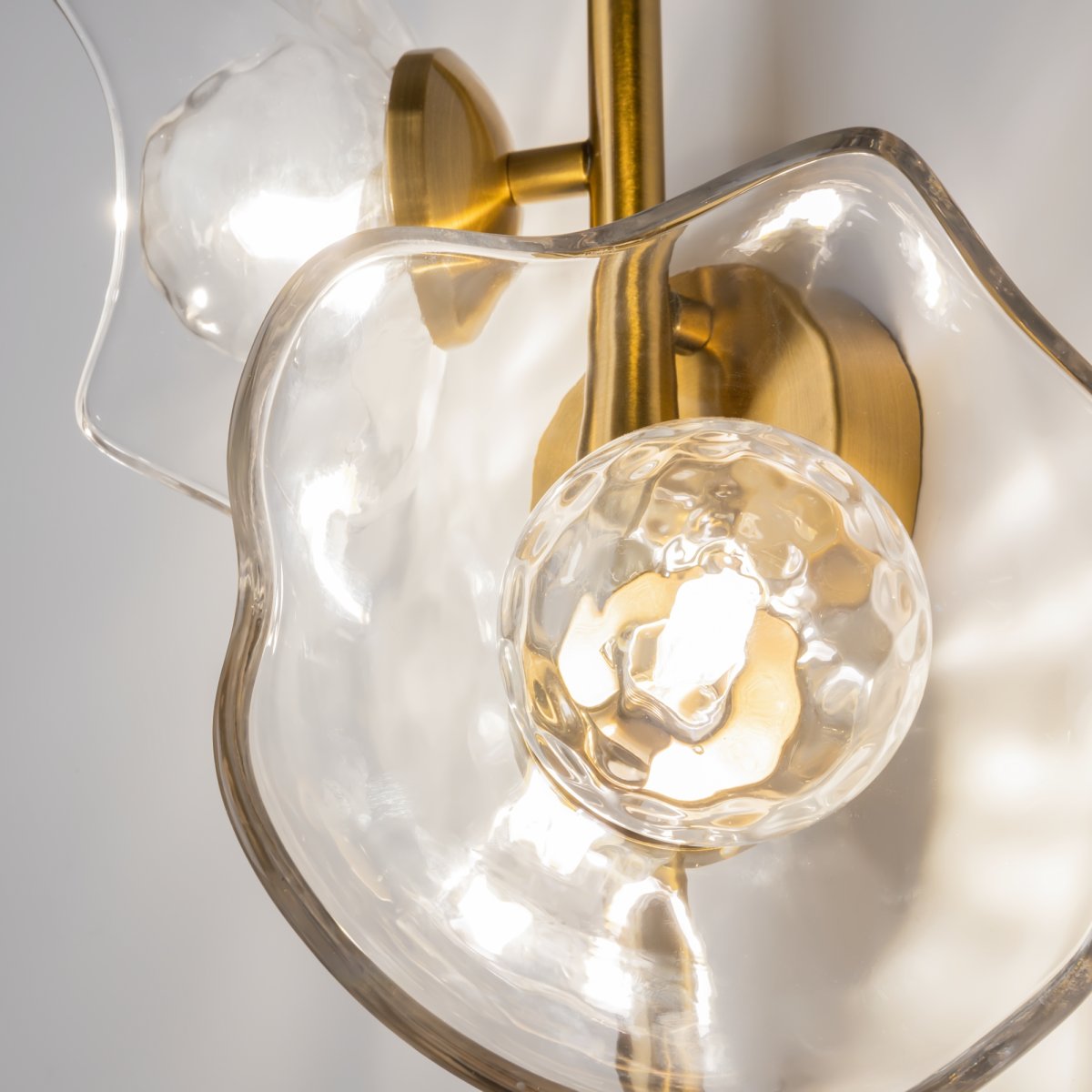 Miracle 2 Mässing vägglampa från Maytoni - Miracle v&auml;gglampa &auml;r inspirerad av japanska gravyrer fr&aring;n 1800-talet och kombinerar orientaliska konstn&auml;rliga tekniker med v&auml;sterl&auml;ndsk Art Deco-stil.