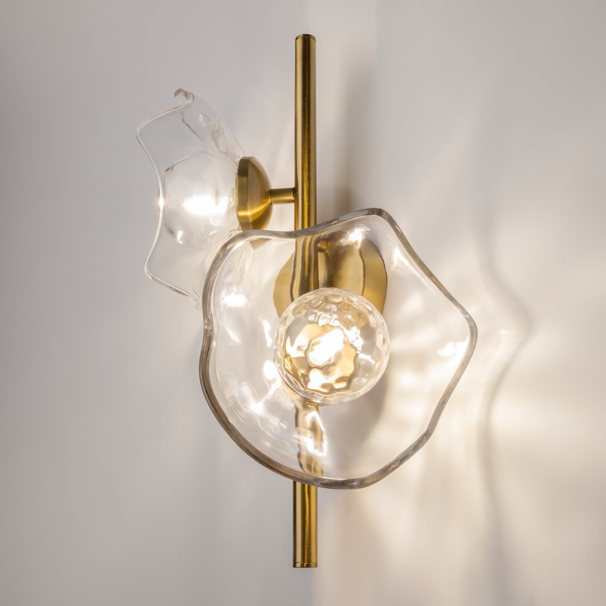Miracle 2 Mässing vägglampa från Maytoni - Miracle v&auml;gglampa &auml;r inspirerad av japanska gravyrer fr&aring;n 1800-talet och kombinerar orientaliska konstn&auml;rliga tekniker med v&auml;sterl&auml;ndsk Art Deco-stil.