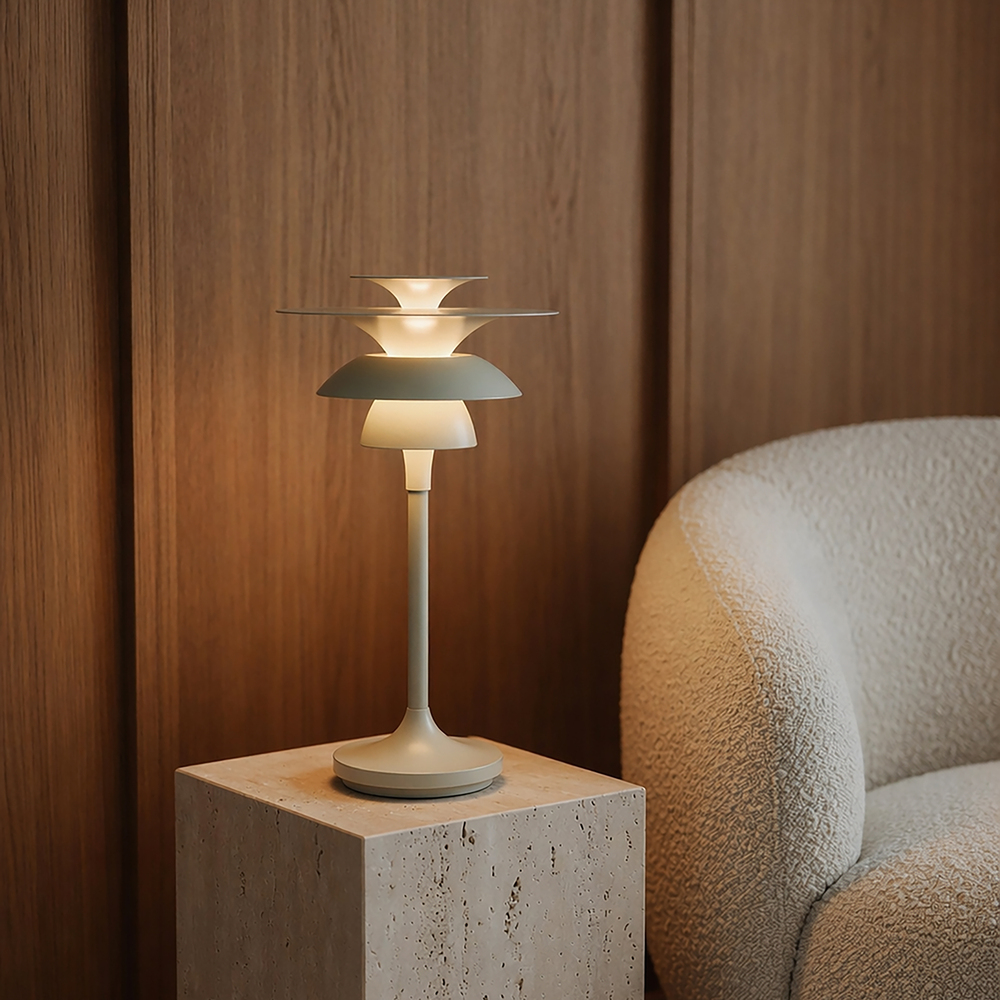 Picasso 35cm Soft salvia bordslampa från Belid - F&auml;rgerna gifter sig mycket behagligt med naturn&auml;ra inredningsstilar, men &auml;ven mer grafiska inredningsstilar, d&auml;r man vill ha en lagom framtoning av inredningsdetaljerna.