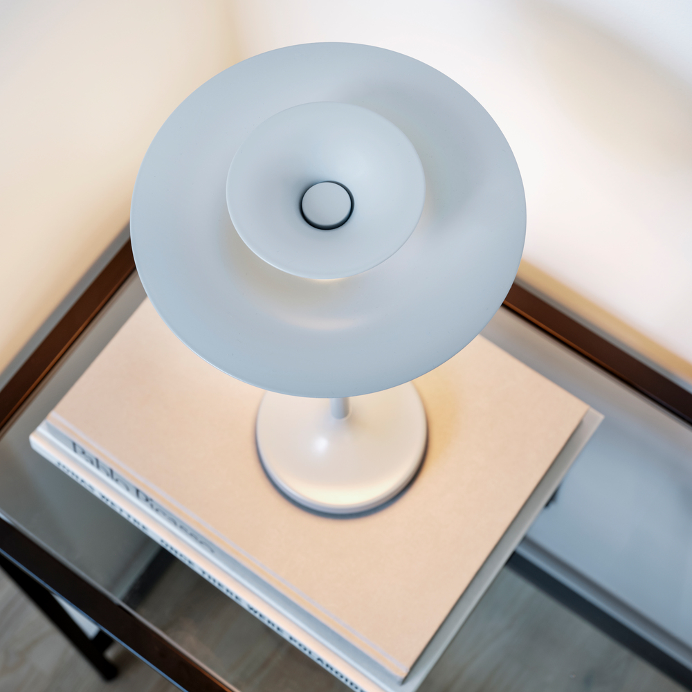 Picasso 35cm Isblå bordslampa från Belid - F&auml;rgerna gifter sig mycket behagligt med naturn&auml;ra inredningsstilar, men &auml;ven mer grafiska inredningsstilar, d&auml;r man vill ha en lagom framtoning av inredningsdetaljerna.