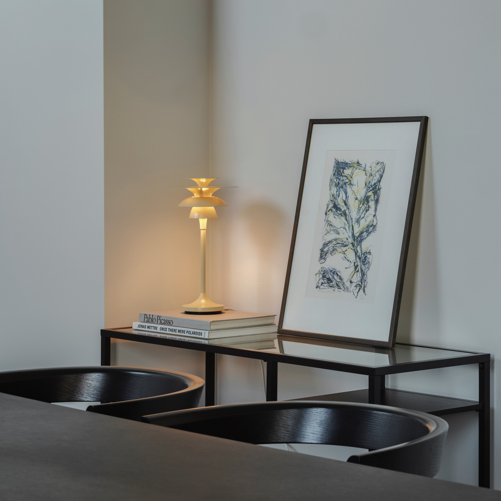 Picasso 35cm Ljus honung bordslampa från Belid - F&auml;rgerna gifter sig mycket behagligt med naturn&auml;ra inredningsstilar, men &auml;ven mer grafiska inredningsstilar, d&auml;r man vill ha en lagom framtoning av inredningsdetaljerna.