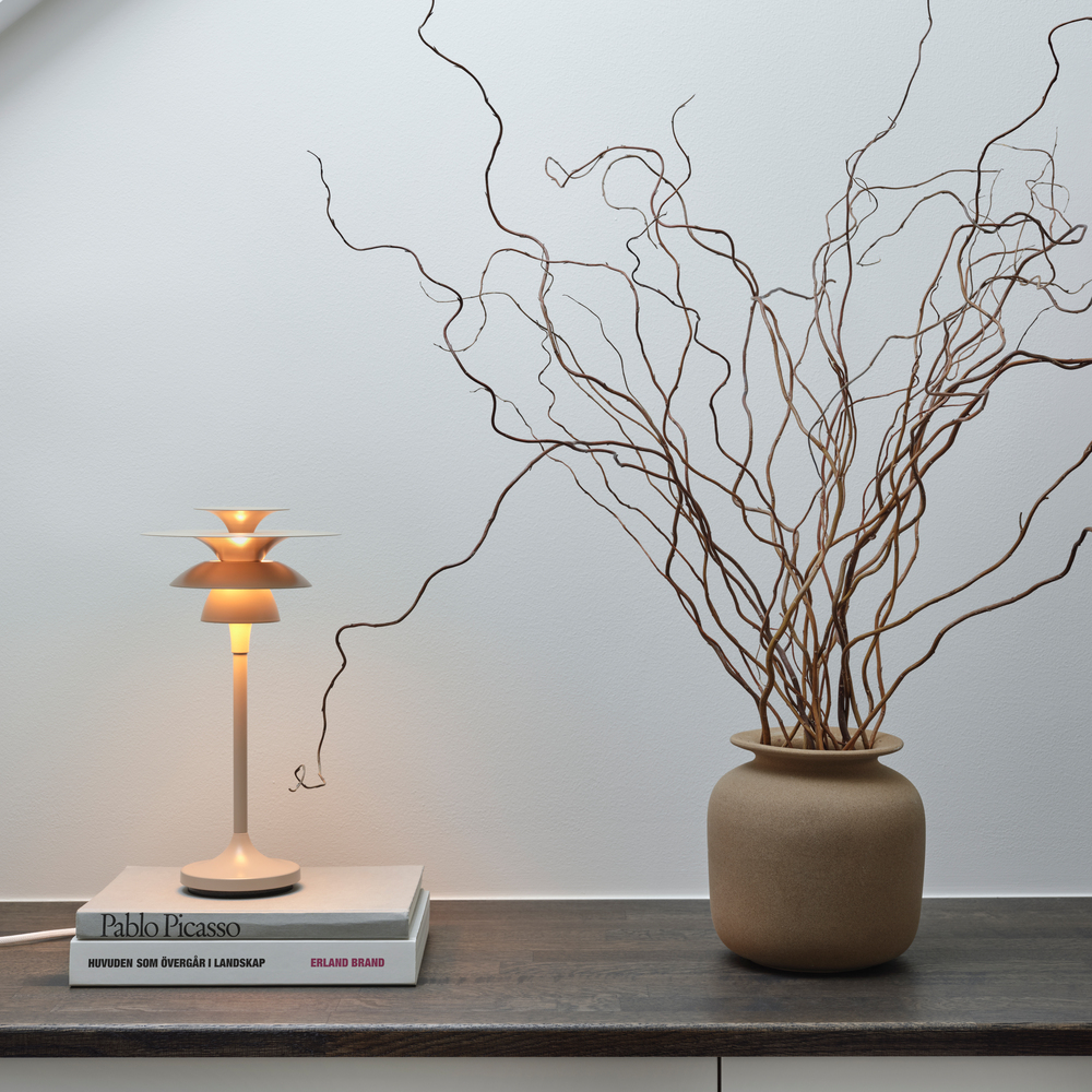 Picasso 35cm Nougat bordslampa från Belid - F&auml;rgerna gifter sig mycket behagligt med naturn&auml;ra inredningsstilar, men &auml;ven mer grafiska inredningsstilar, d&auml;r man vill ha en lagom framtoning av inredningsdetaljerna.