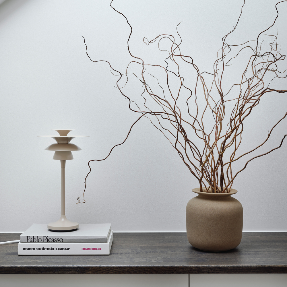 Picasso 35cm Nougat bordslampa från Belid - F&auml;rgerna gifter sig mycket behagligt med naturn&auml;ra inredningsstilar, men &auml;ven mer grafiska inredningsstilar, d&auml;r man vill ha en lagom framtoning av inredningsdetaljerna.